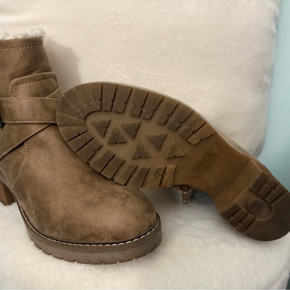 Tan boots - Picture 2 of 2